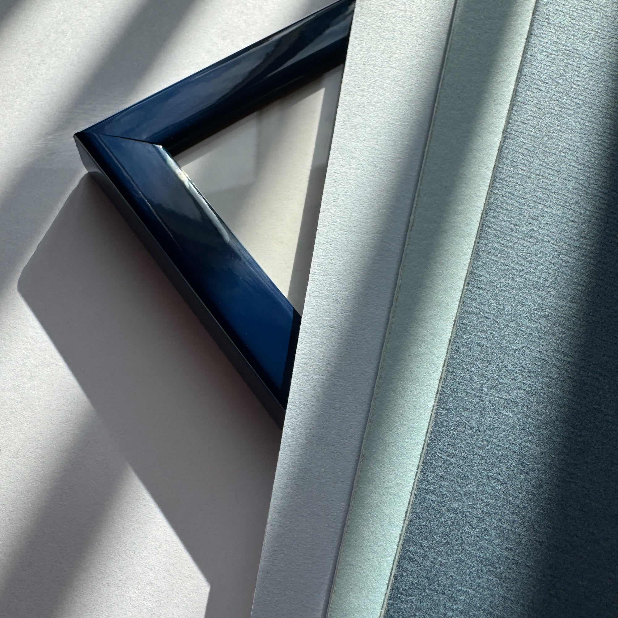 Mørk blå blank træramme - Smal (13 mm) - A3 (30x42 cm)