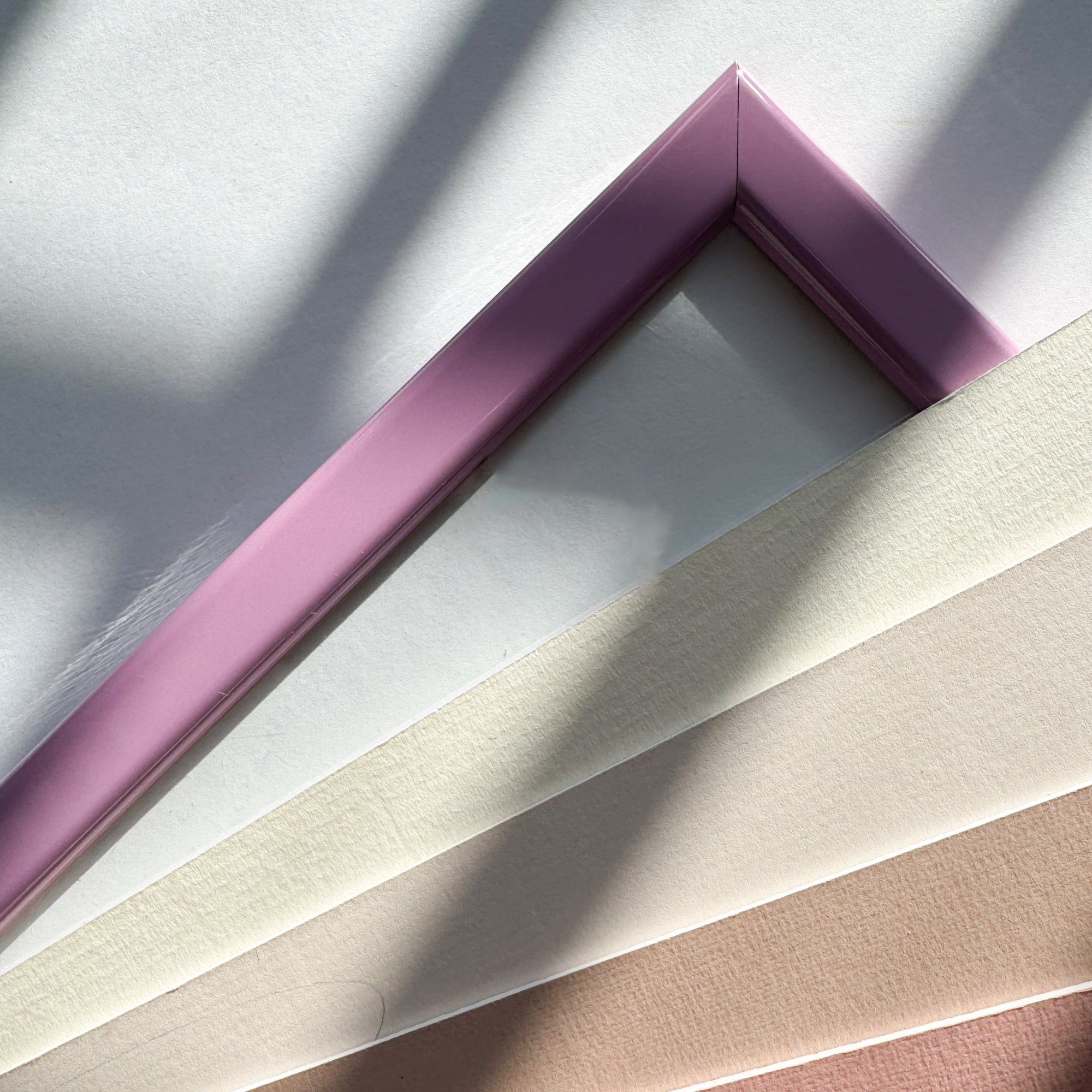 Lyserød blank træramme - Smal (13 mm) - A3 (30x42 cm)