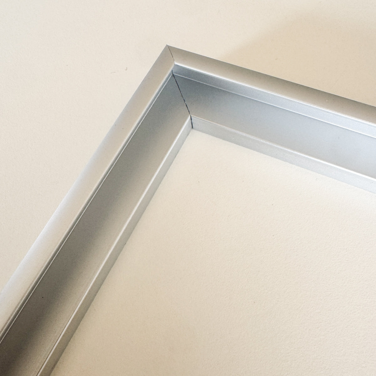 Mat sølv premium aluramme - Smal (6 mm) - A0 (84,1x118,9 cm)