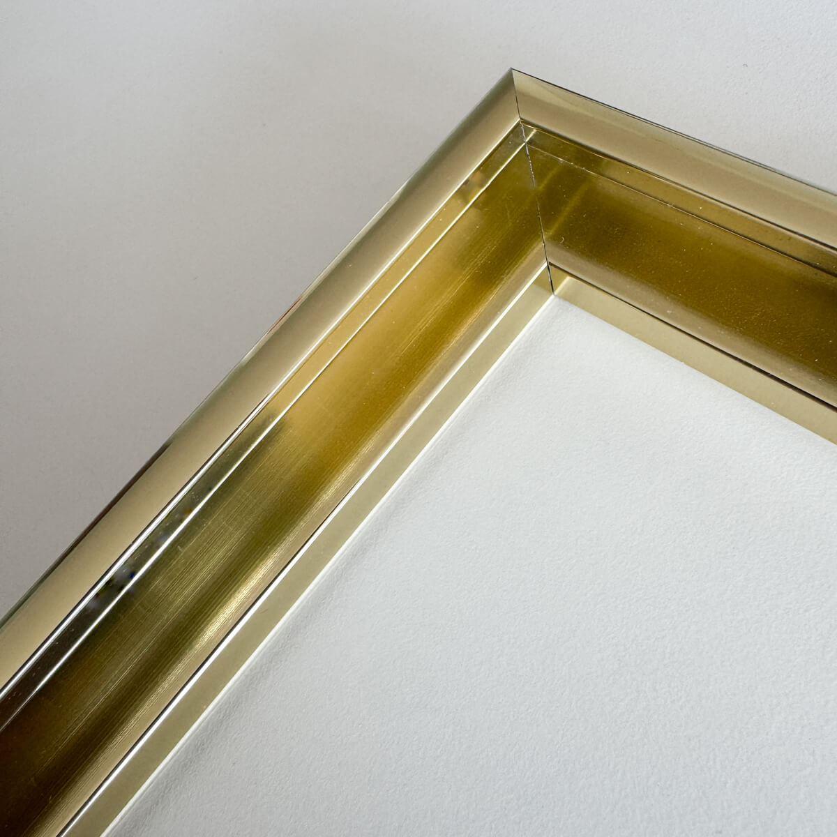 Guld premium aluramme - Smal (6 mm) - A0 (84,1x118,9 cm)
