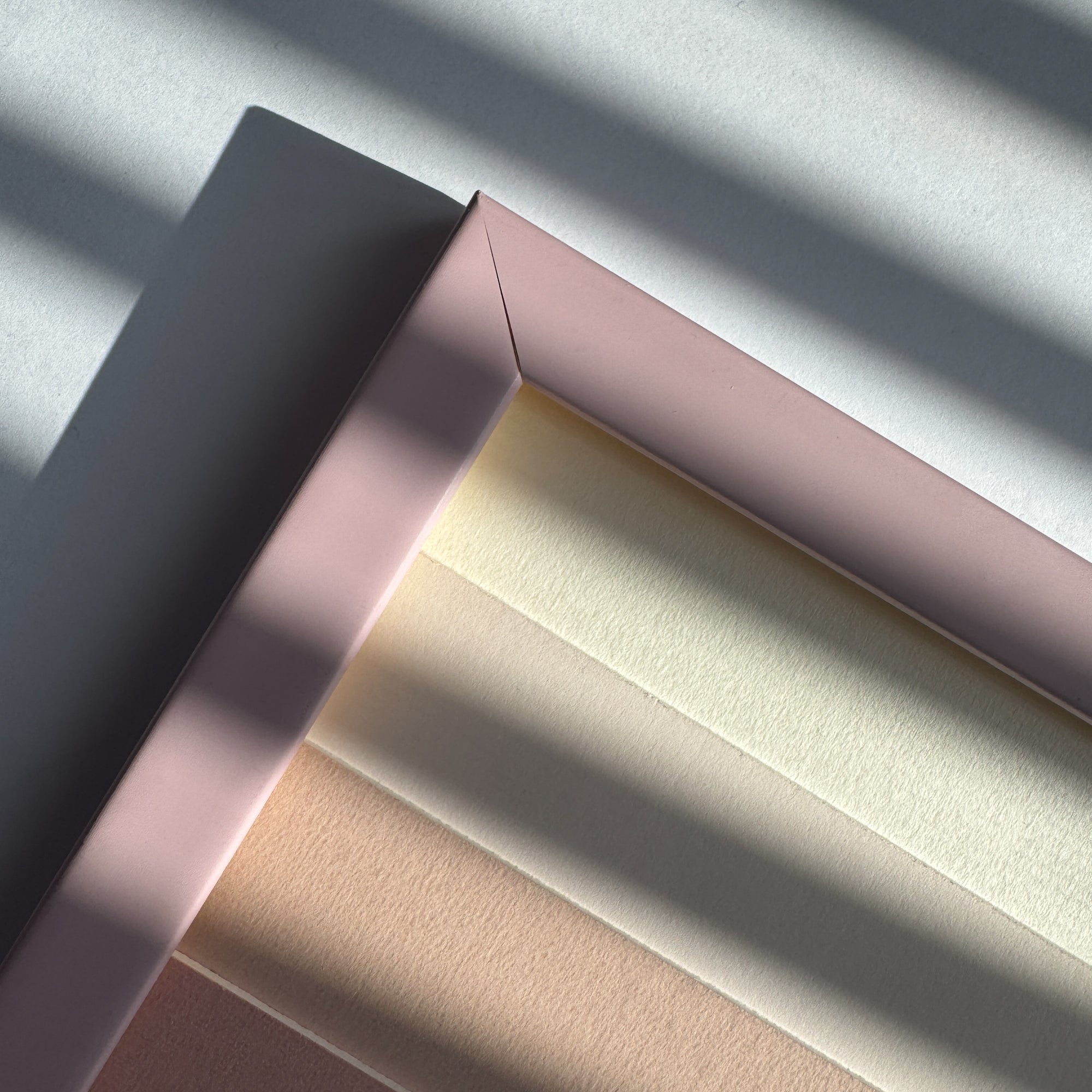 Lyserød mat træramme – Smal (15 mm) – A2 (42x59,4 cm)