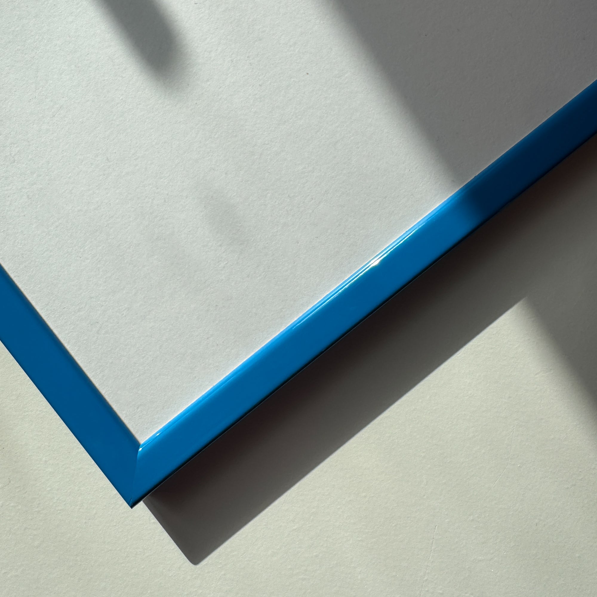 Blå blank træramme - Smal (13 mm) - A3 (30x42 cm)