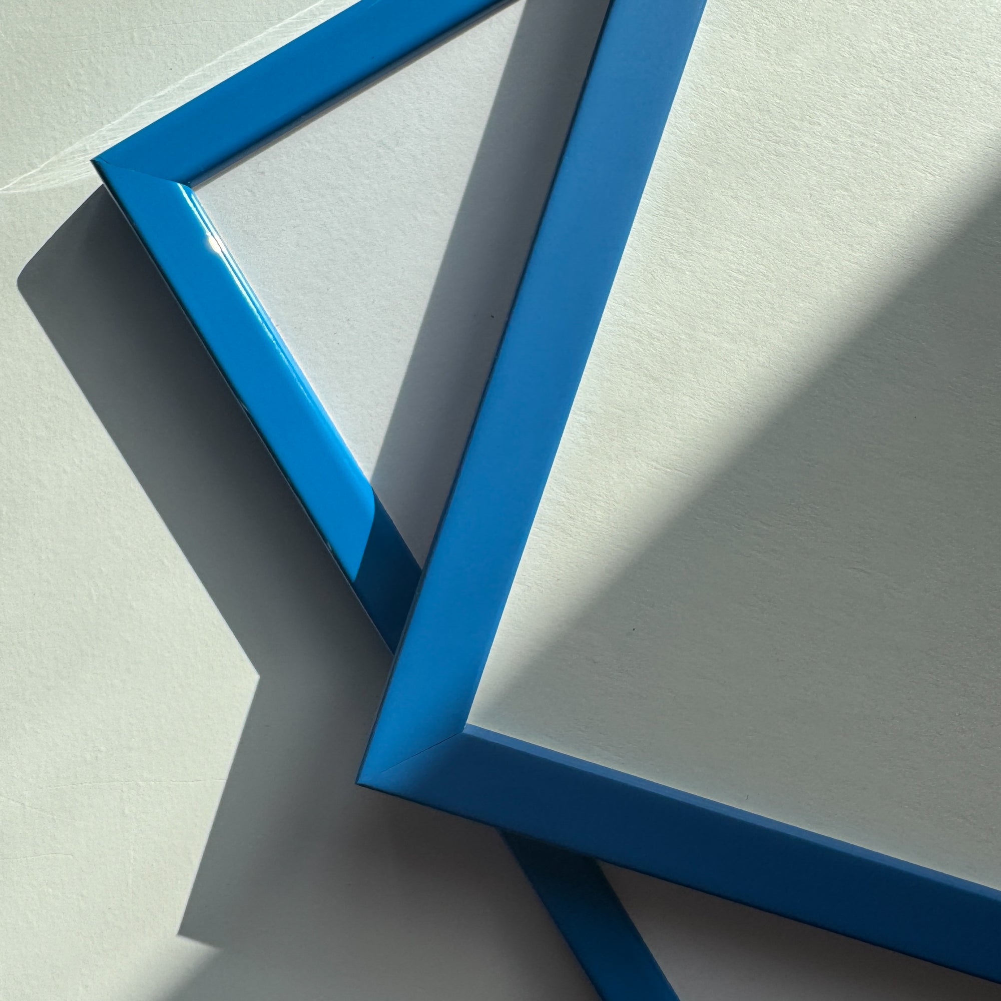 Blå blank træramme - Smal (13 mm) - A3 (30x42 cm)