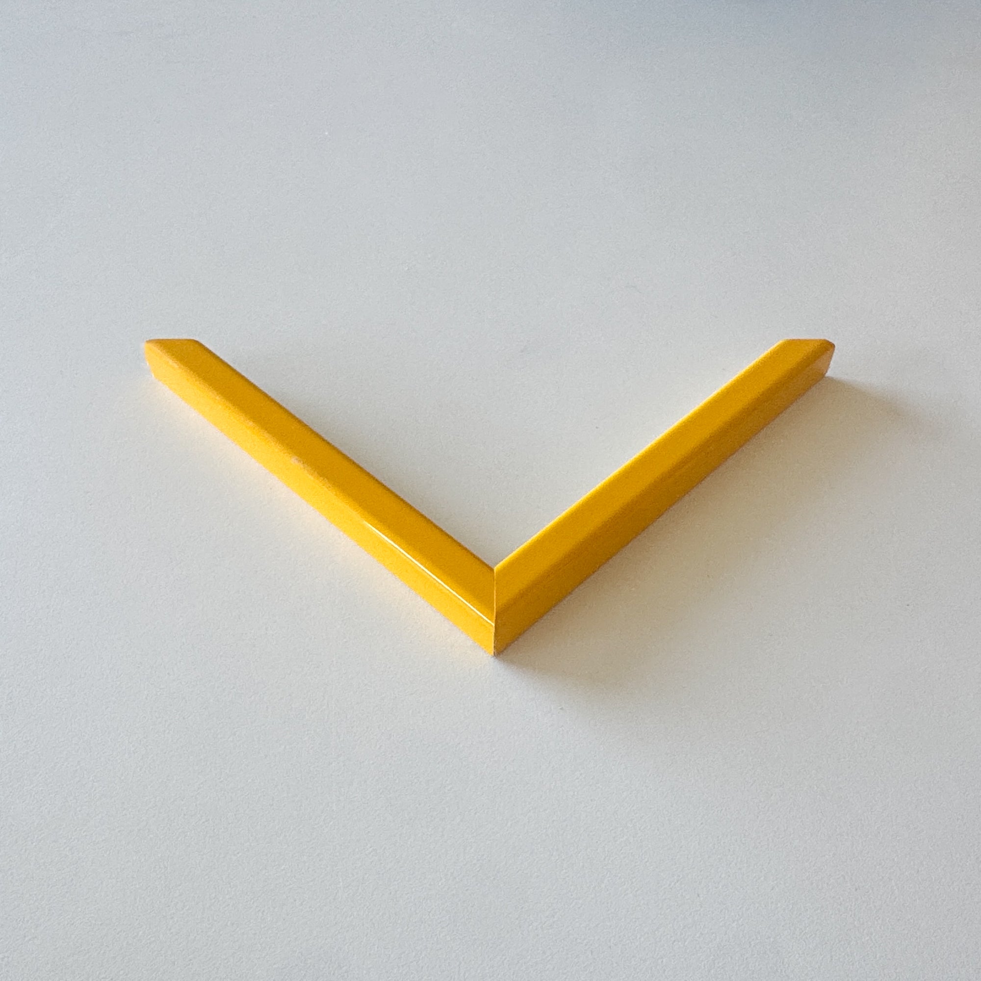 Hjørneprøve: Gul blank træramme - Smal (13x13 mm)