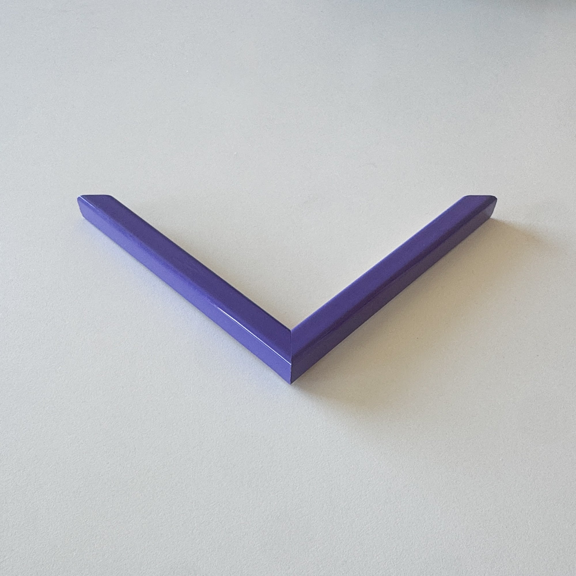 Hjørneprøve: Lilla blank træramme - Smal (13x13 mm)