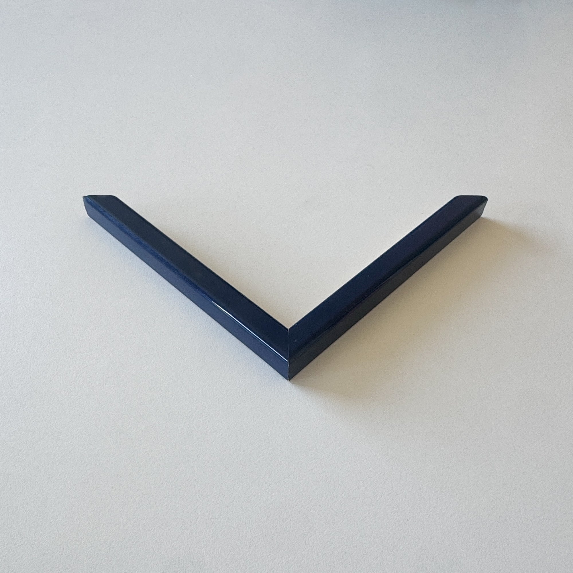 Hjørneprøve: Mørk blå blank træramme - Smal (13x13 mm)