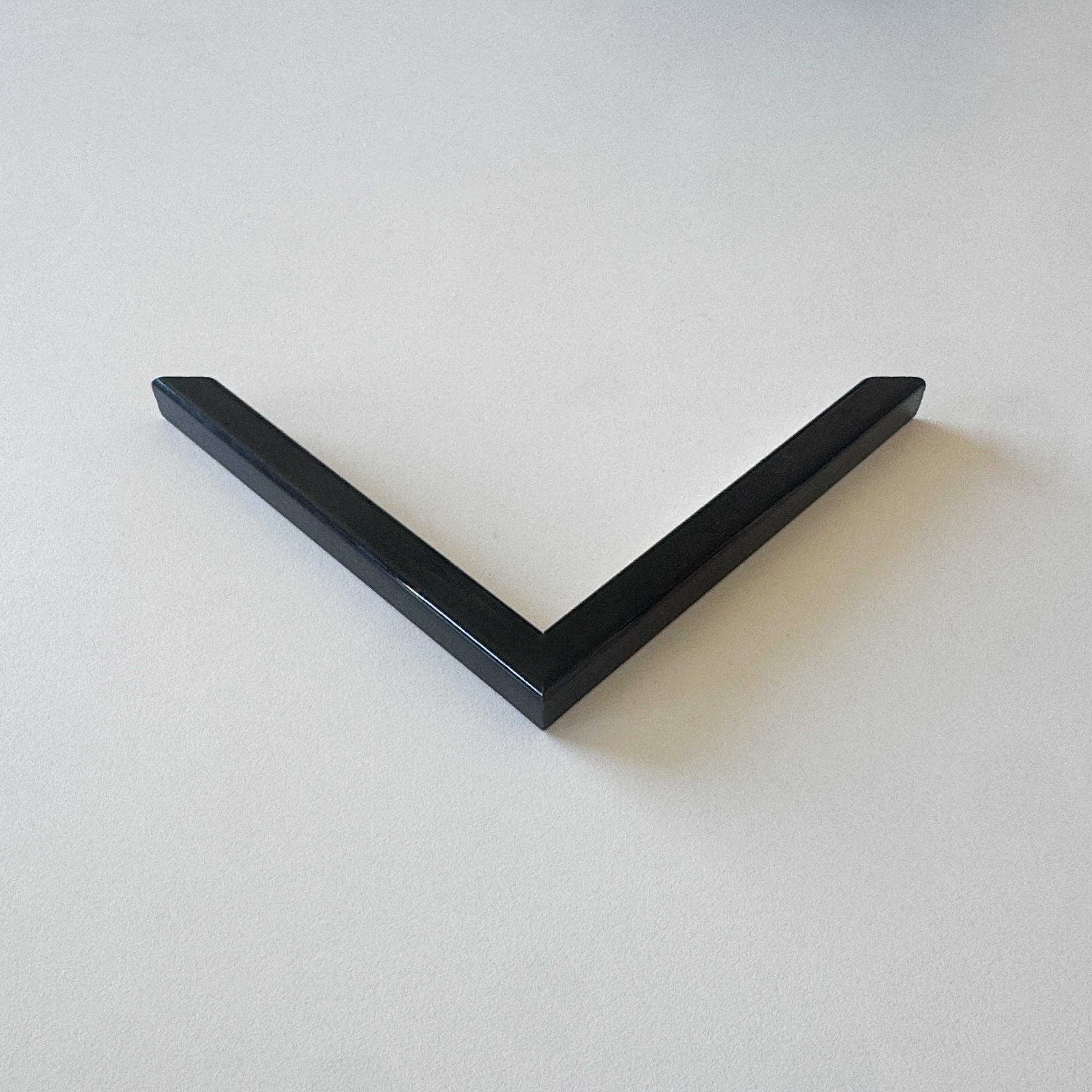 Hjørneprøve: Sort blank træramme - Smal (13x13 mm)