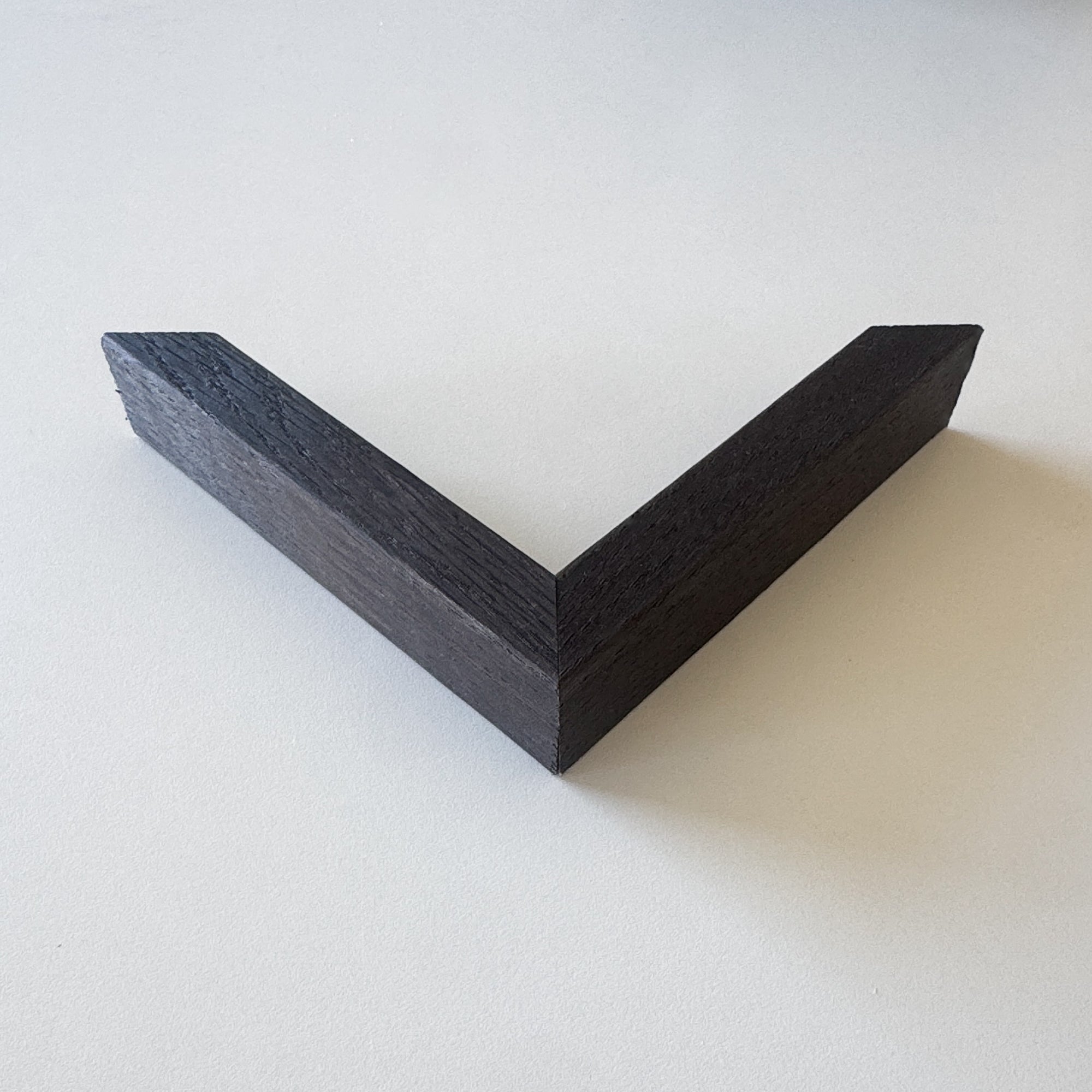 Hjørneprøve: Mørk røget eg træramme - Bred (20x30 mm)