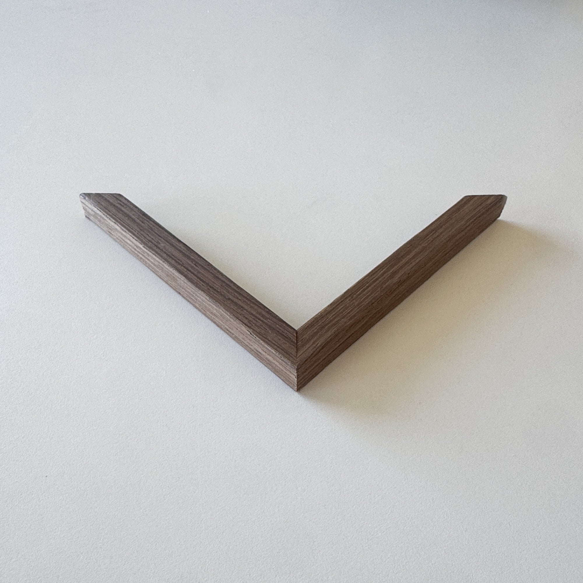 Hjørneprøve: Røget eg træramme - Smal (15x15 mm)