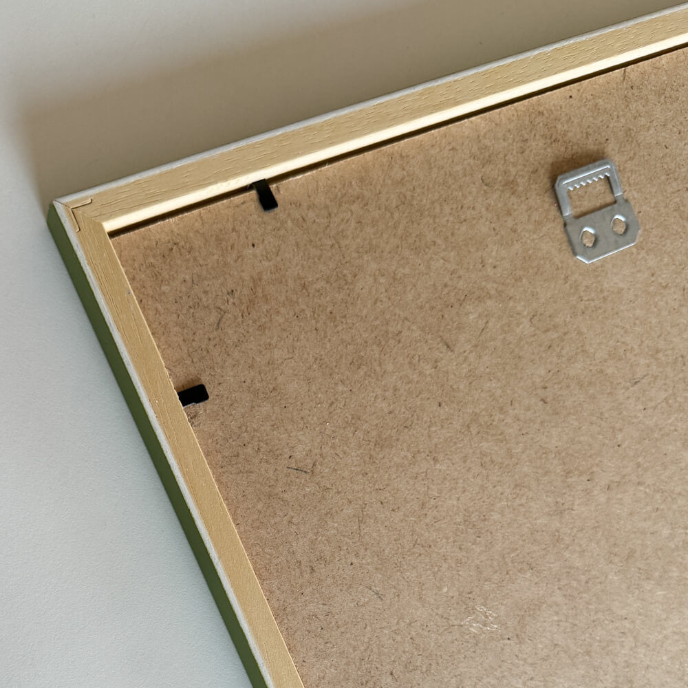 Olivengrøn mat træramme – Smal (15 mm) – A2 (42x59,4 cm)