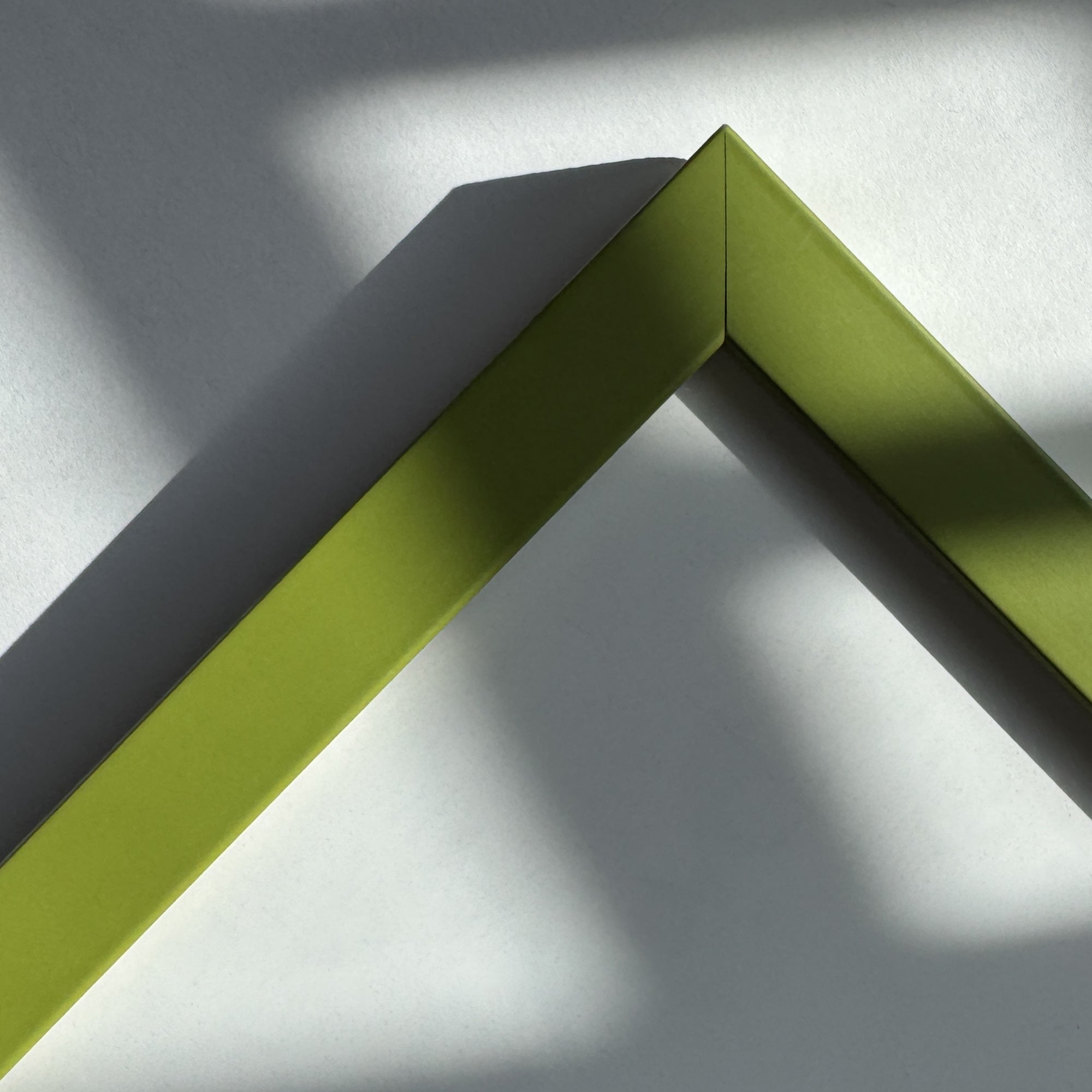 Olivengrøn mat træramme – Smal (15 mm) – A2 (42x59,4 cm)