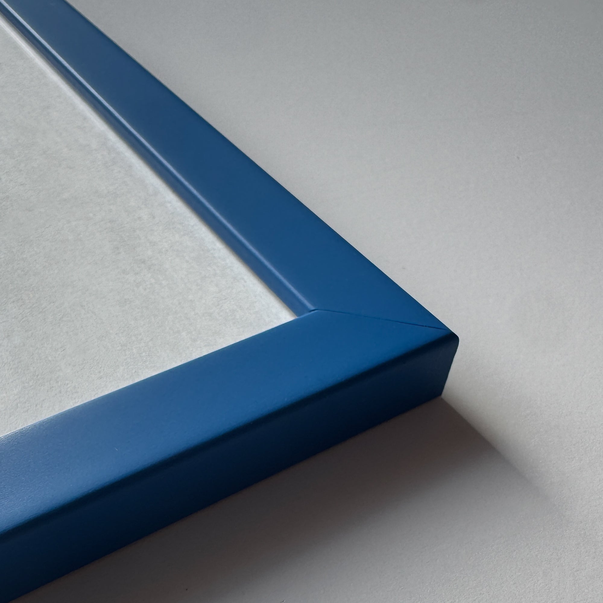 Blå mat træramme – Smal (15 mm) – A2 (42x59,4 cm)