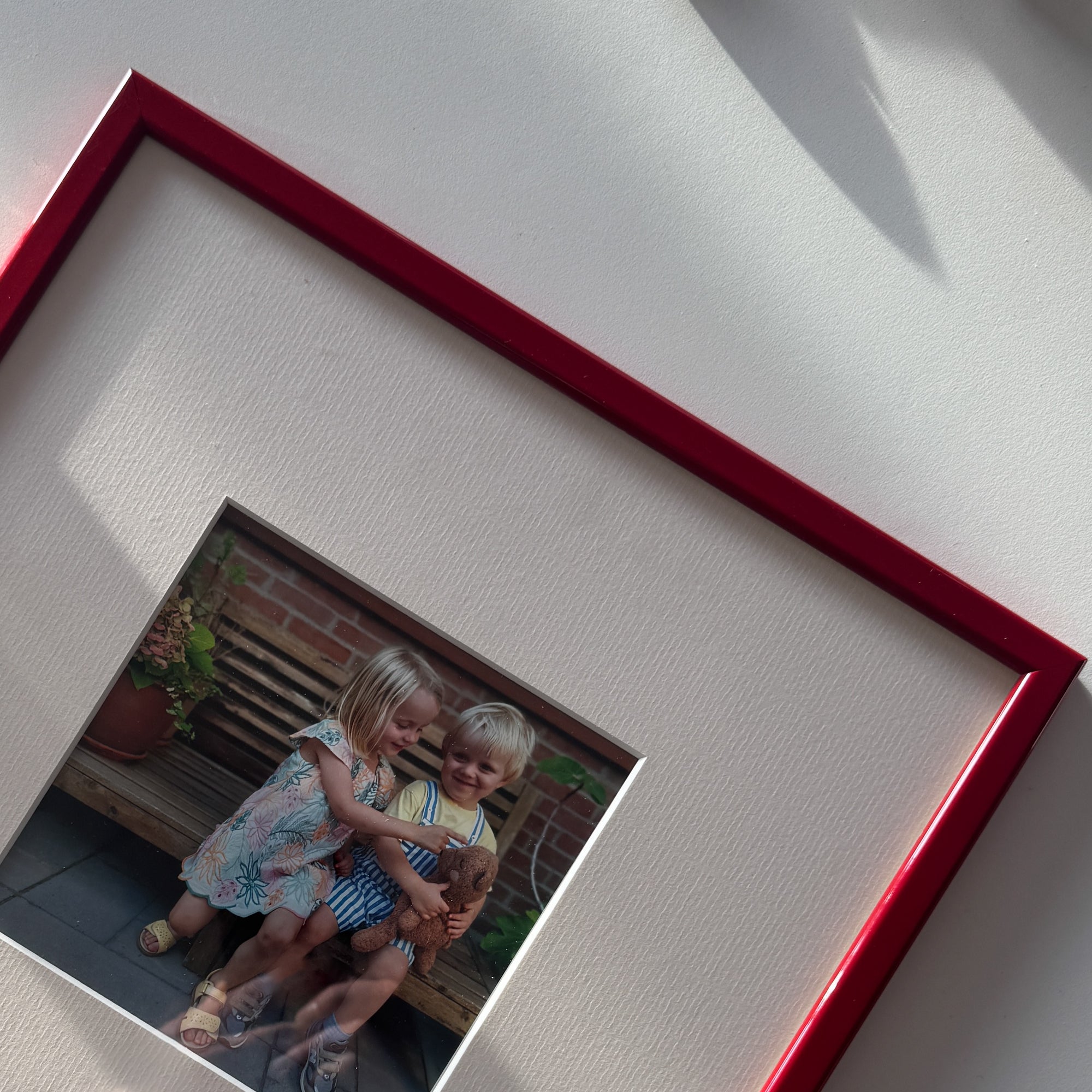 Mørk rød blank træramme - Smal (13 mm)