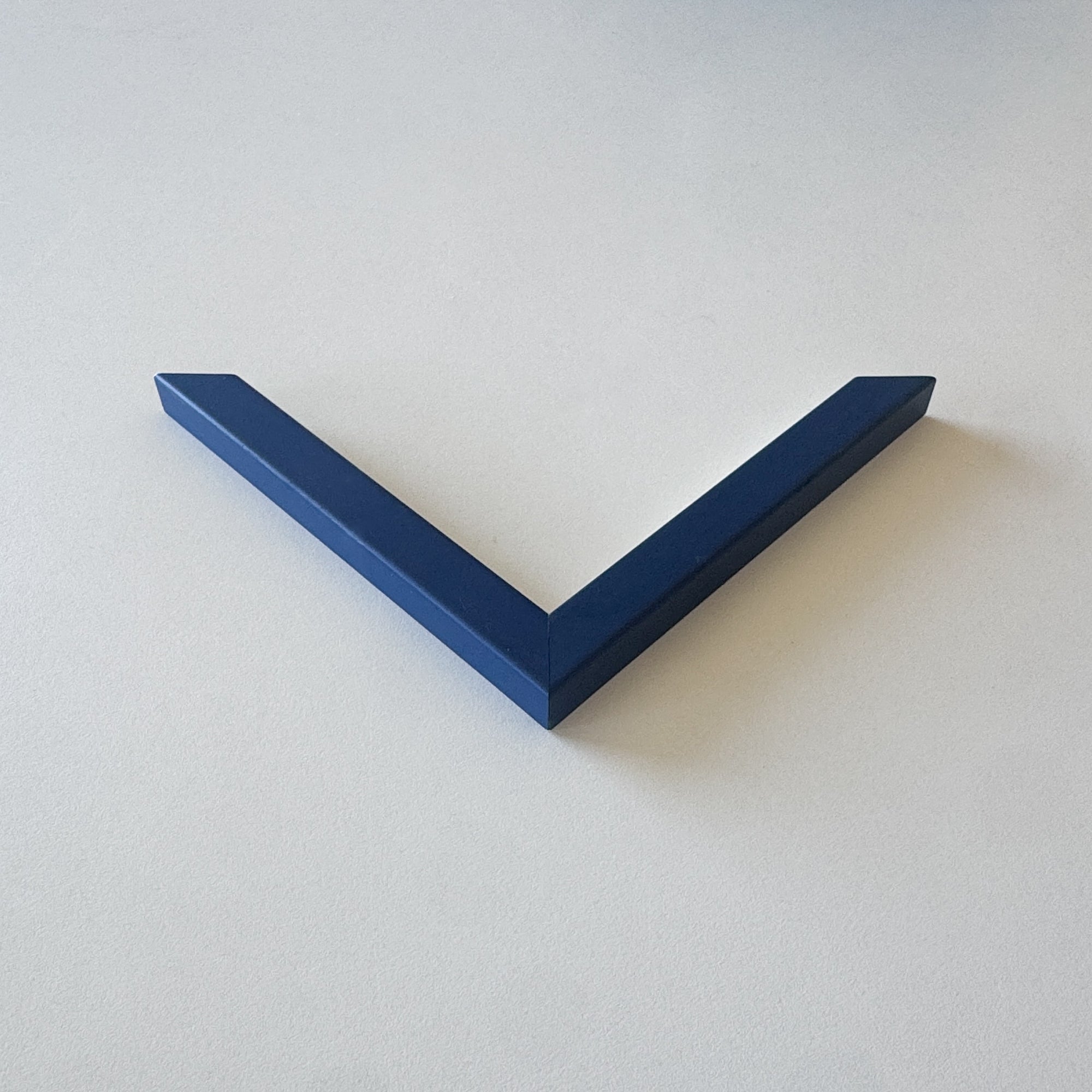 Hjørneprøve: Mørk blå mat træramme - Smal (15x15 mm)