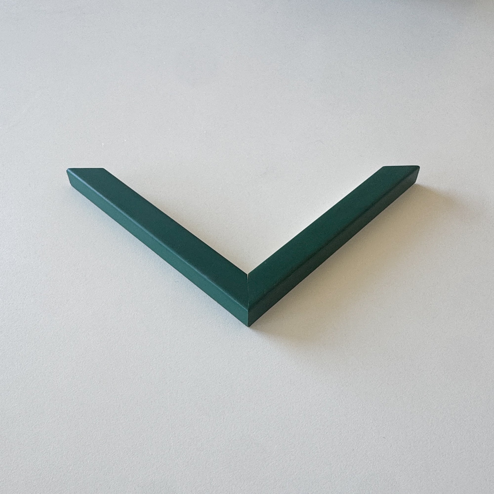 Hjørneprøve: Mørk grøn mat træramme - Smal (15x13 mm)
