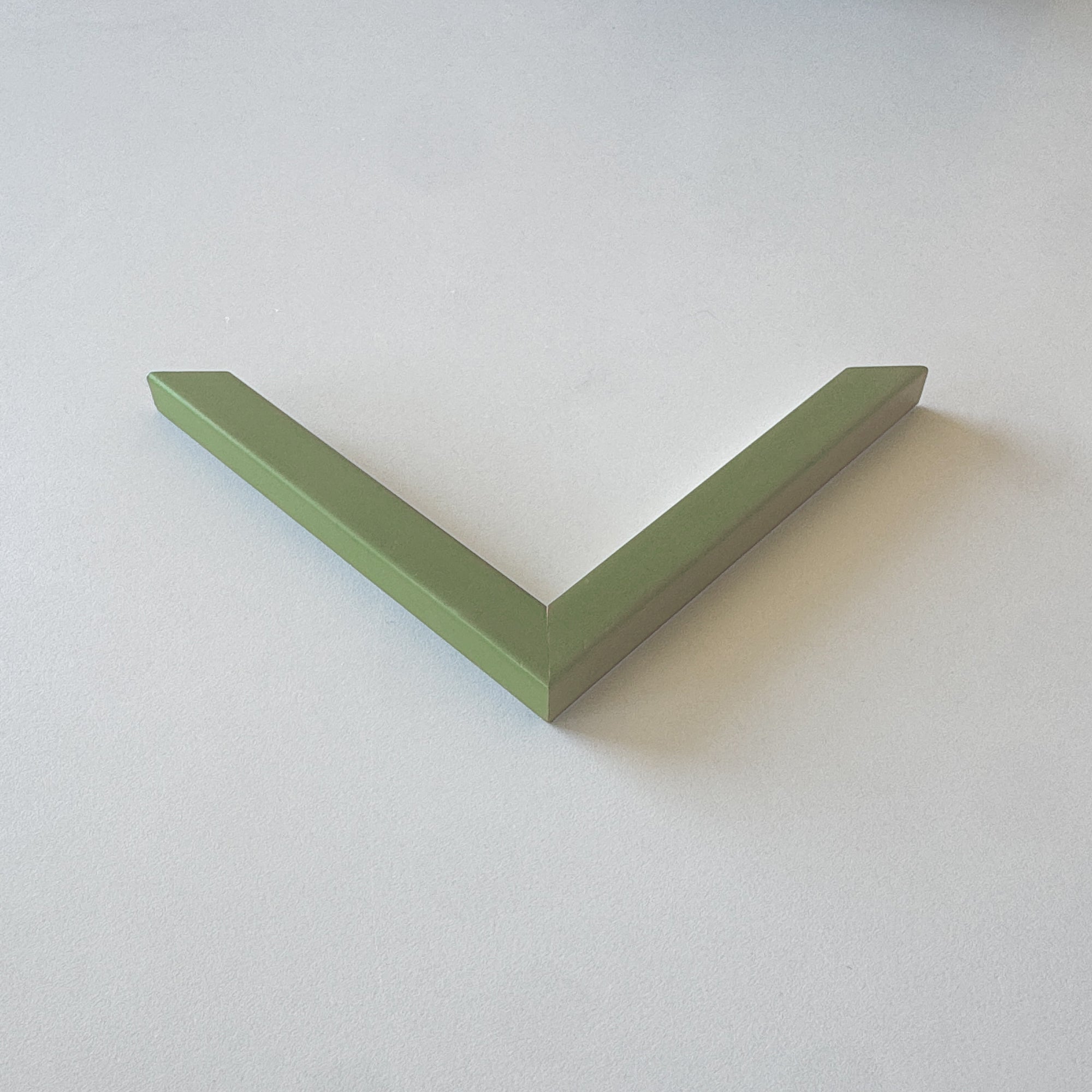 Hjørneprøve: Olivengrøn mat træramme - Smal (15x13 mm)