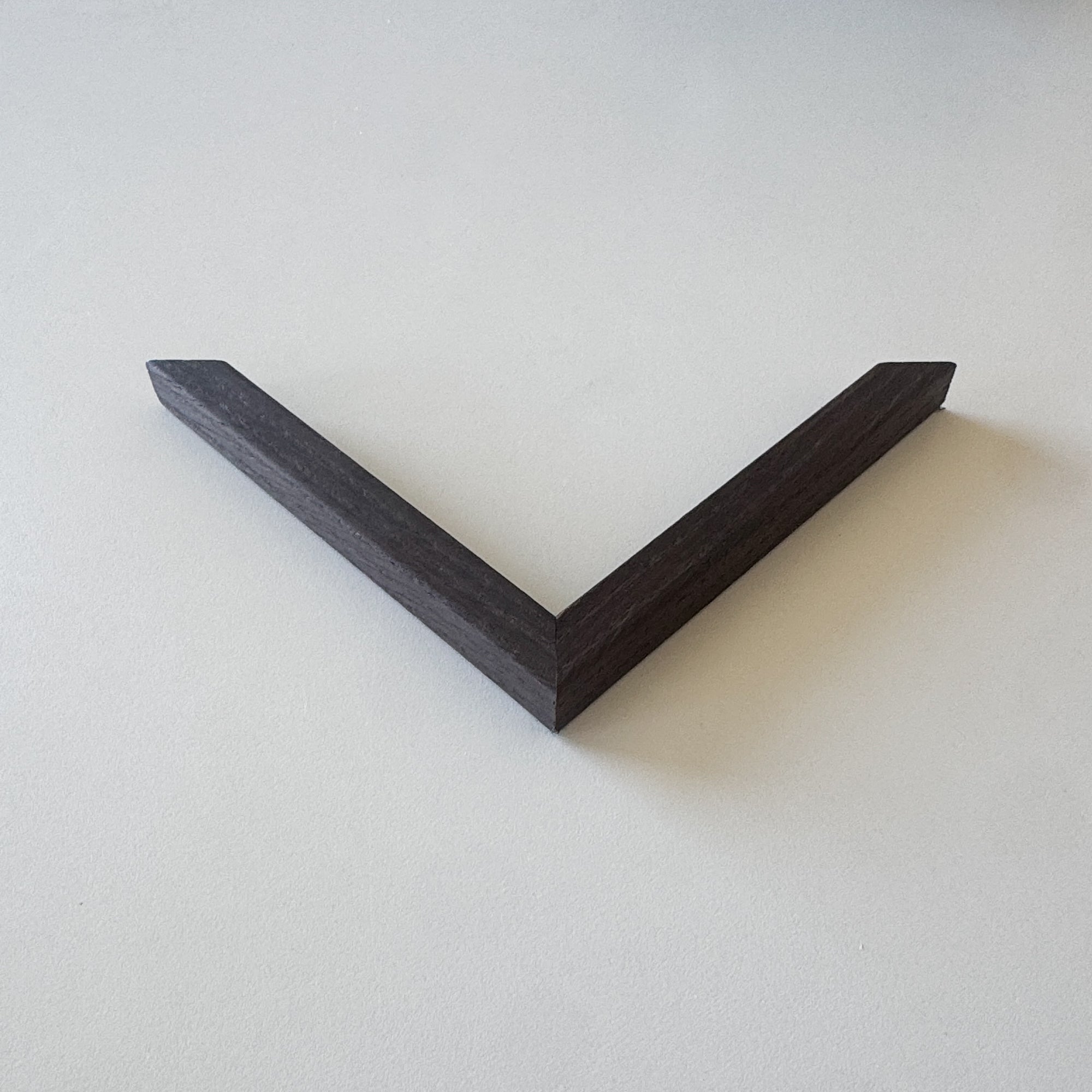 Hjørneprøve: Mørk røget eg træramme - Smal (15x15 mm)
