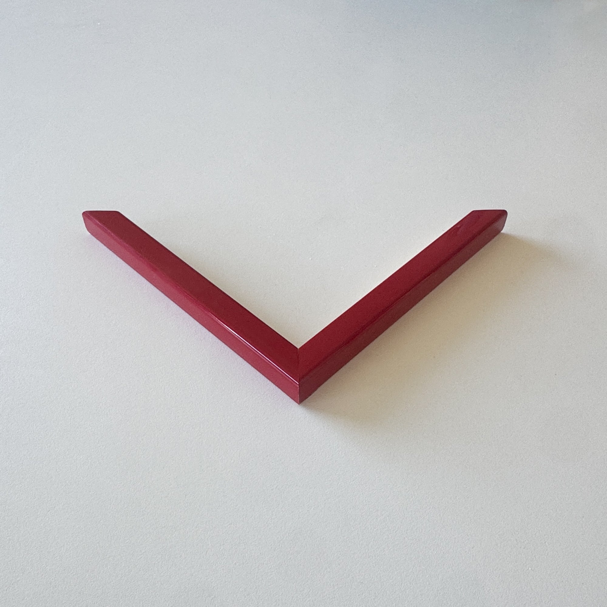 Hjørneprøve: Mørk rød blank træramme - Smal (13x13 mm)